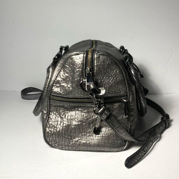 Badgley Mischka Metallic Silver Textured Leather Bag with Detachable Strap - Picture 4 of 9